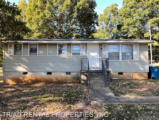 Building Photo - 2 br, 1 bath House - 466  W. SWANNANOA AVE