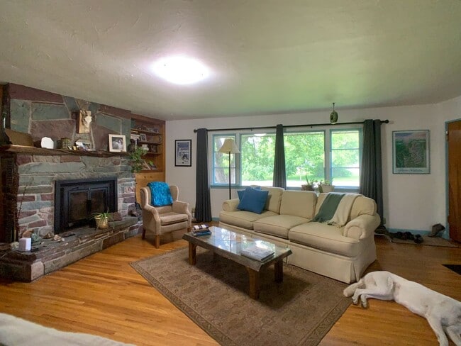Building Photo - 4 Bedroom Unfurnished Home in Columbia Falls