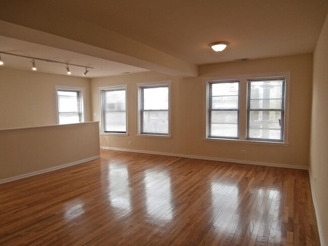 Building Photo - 2803 W Lawrence Ave