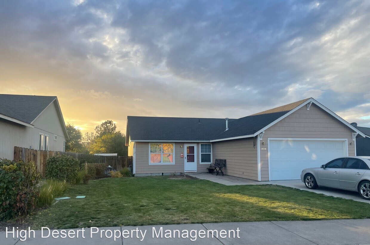 3 br, 2 bath House 450 NE Hillcrest St. House Rental in Madras, OR