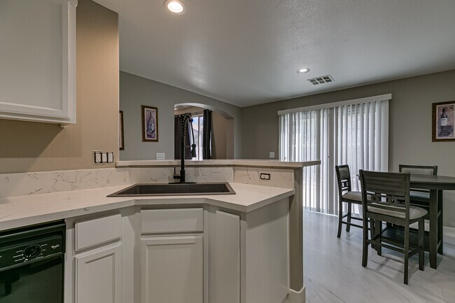 Building Photo - 7252 Quarterhorse Ln