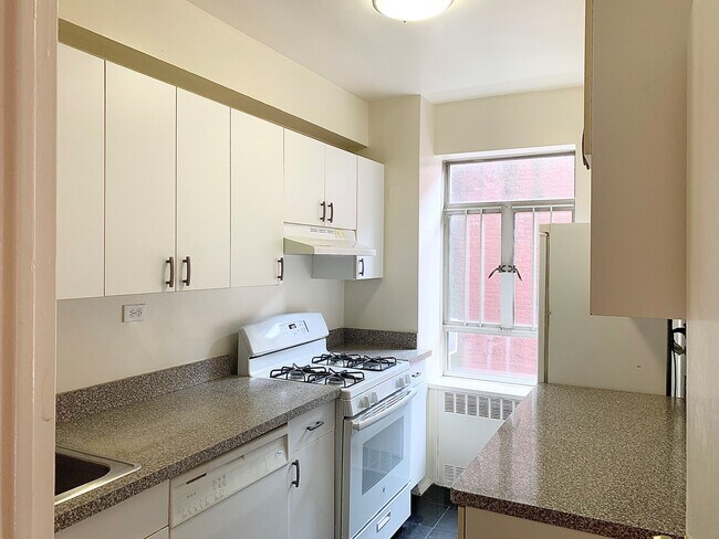 Building Photo - 15 W 84th St