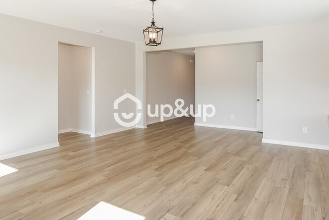 Building Photo - Fantastic 4bd/2ba home! Coming soon!