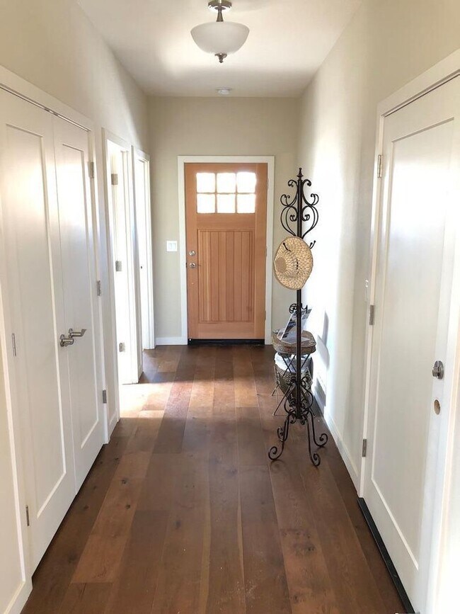Foto del edificio - Newer Three bed, 2.5 bath Talent Home | Av...