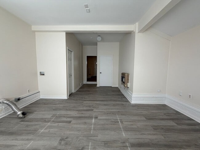 Building Photo - Large Home suitable for Residence or Business