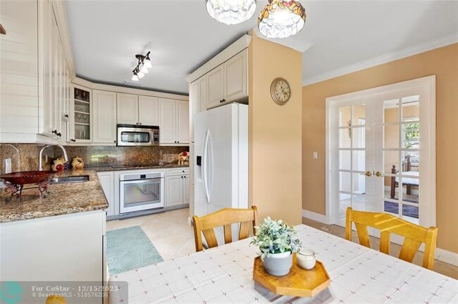 Foto del edificio - 8729 Chevy Chase Dr