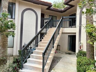 Building Photo - 300 E Club Cir