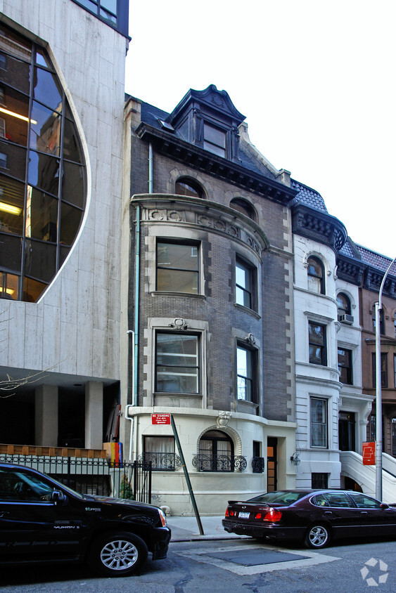 Building Photo - 304 W 81st St