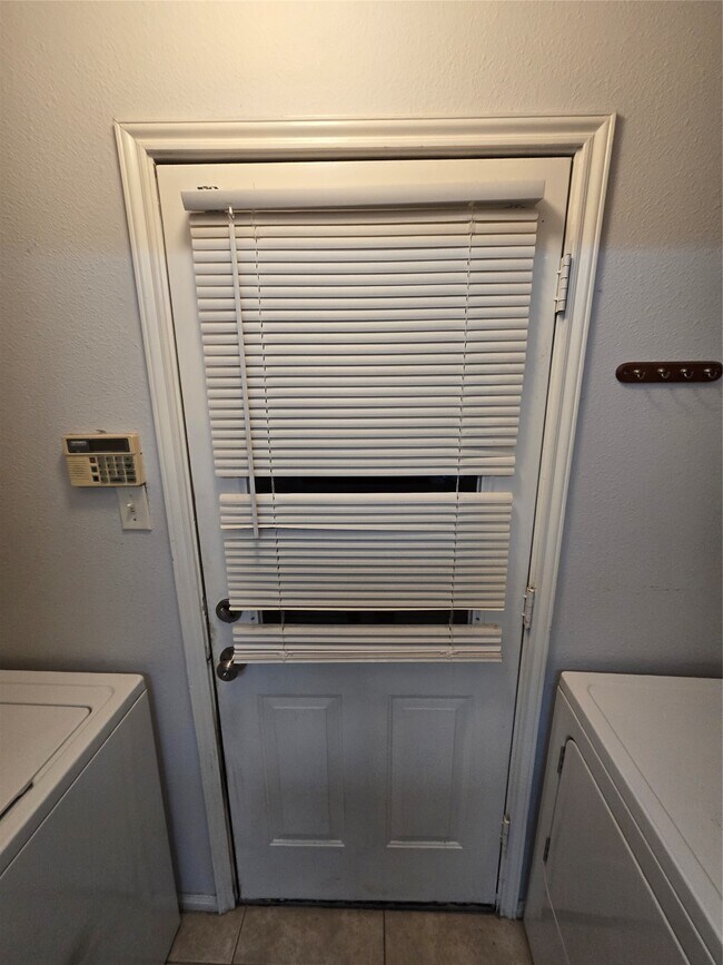 Foto del edificio - 938 Birnham Woods Blvd