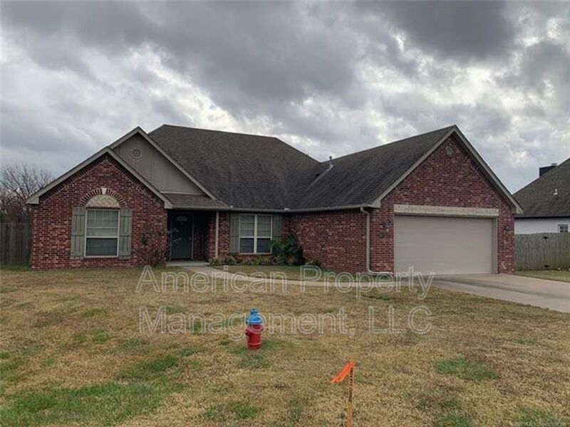 8671 Hawthorne Dr, Claremore, OK 74019 House for Rent in Claremore