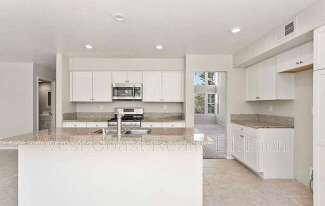 Building Photo - 3366 Waterford Dr