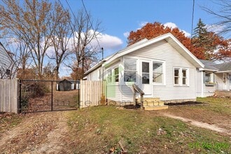 Building Photo - 1535 Mason St NE