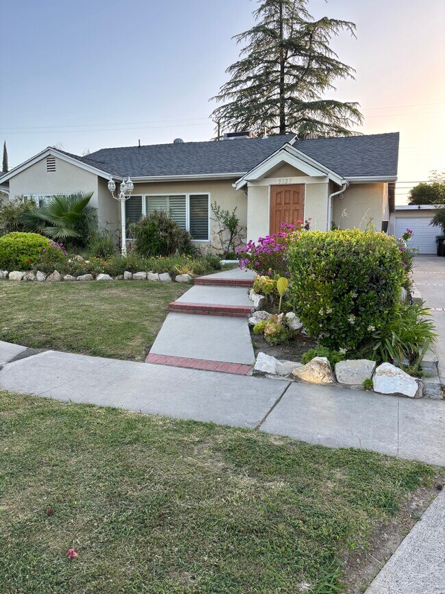 Building Photo - 5127 Lindley Ave