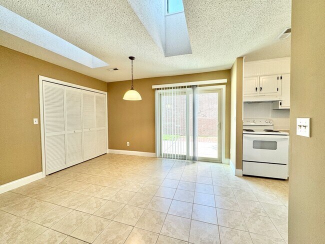 Foto del edificio - Holden Village Townhome Available - Newly Renovated