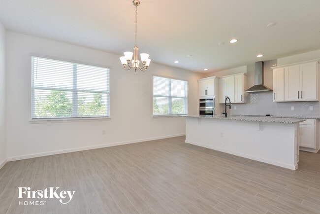 Building Photo - 611 Avila Pl