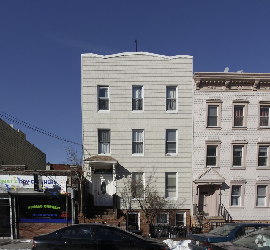 Building Photo - 157 Calyer St