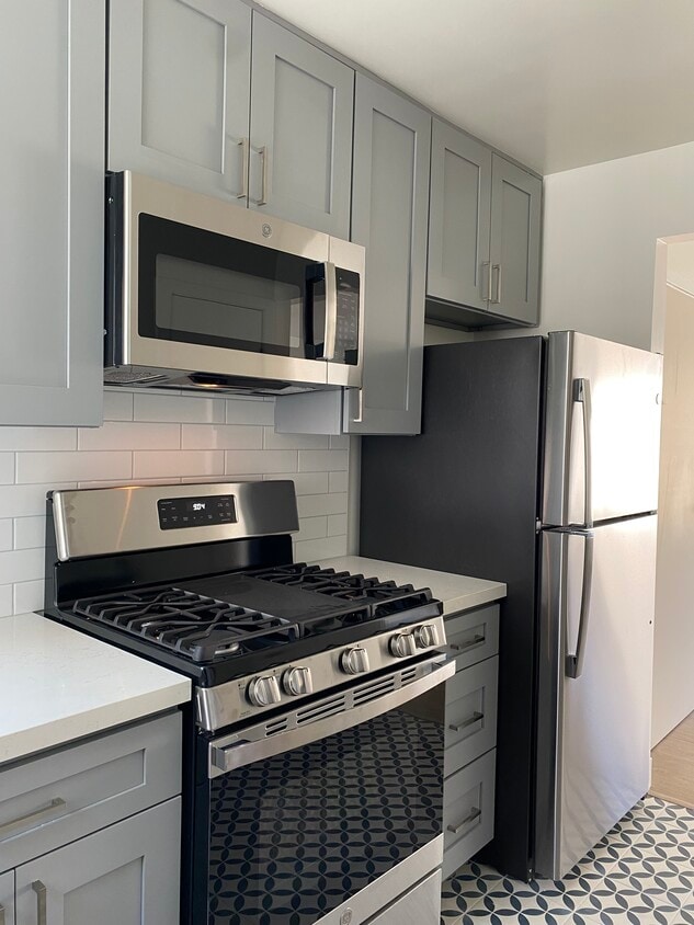 Kitchen - stainless steel appliances - 1331 W Adams Blvd