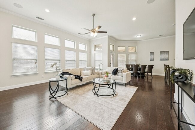 Building Photo - 913 Parkside Dr