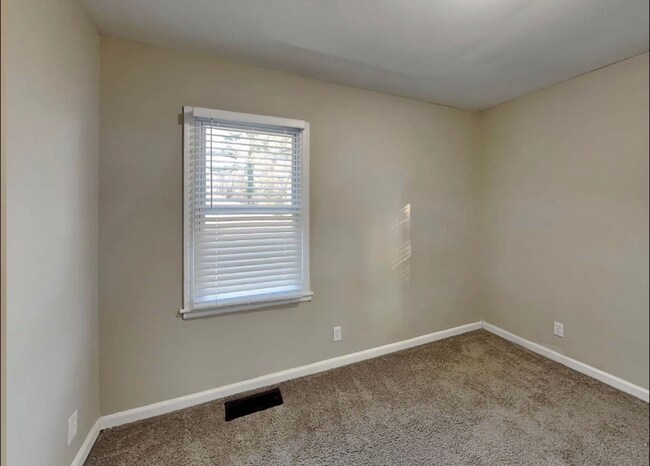 Building Photo - 17 Bobtail Ct