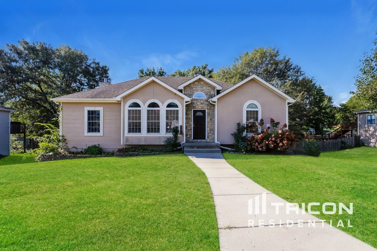 Primary Photo - 715 Holiday Dr