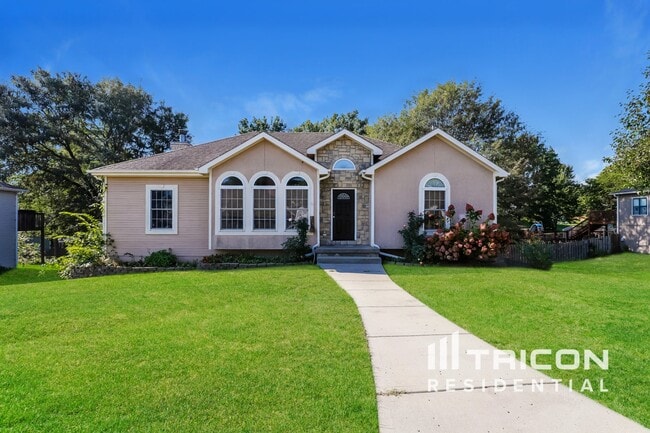 Building Photo - 715 Holiday Dr Building Photo - 715 Holiday Dr