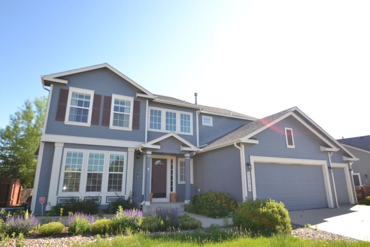 Primary Photo - 6 Bed, 3.5 Bath Home Available Now!
