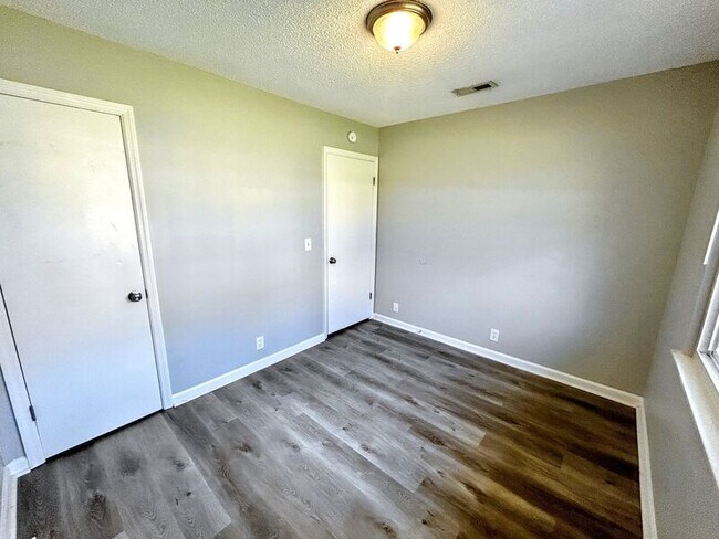 Foto del edificio - 409 Alexander Dr