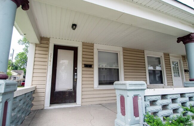 Foto del edificio - "Charming 3-Bed Duplex Retreat on E Ohio S...