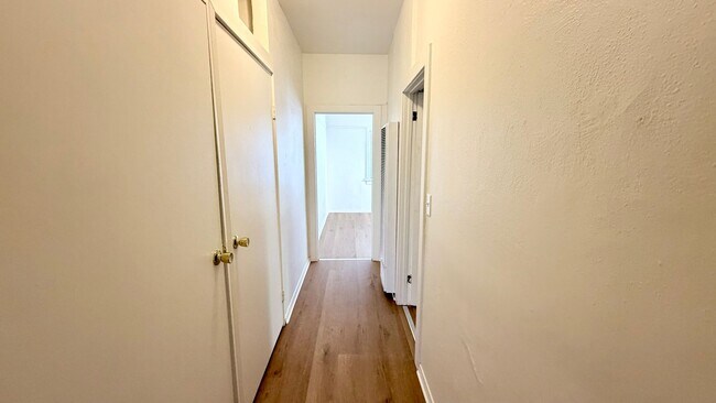 Foto del edificio - 3896-3896 Logan Ave