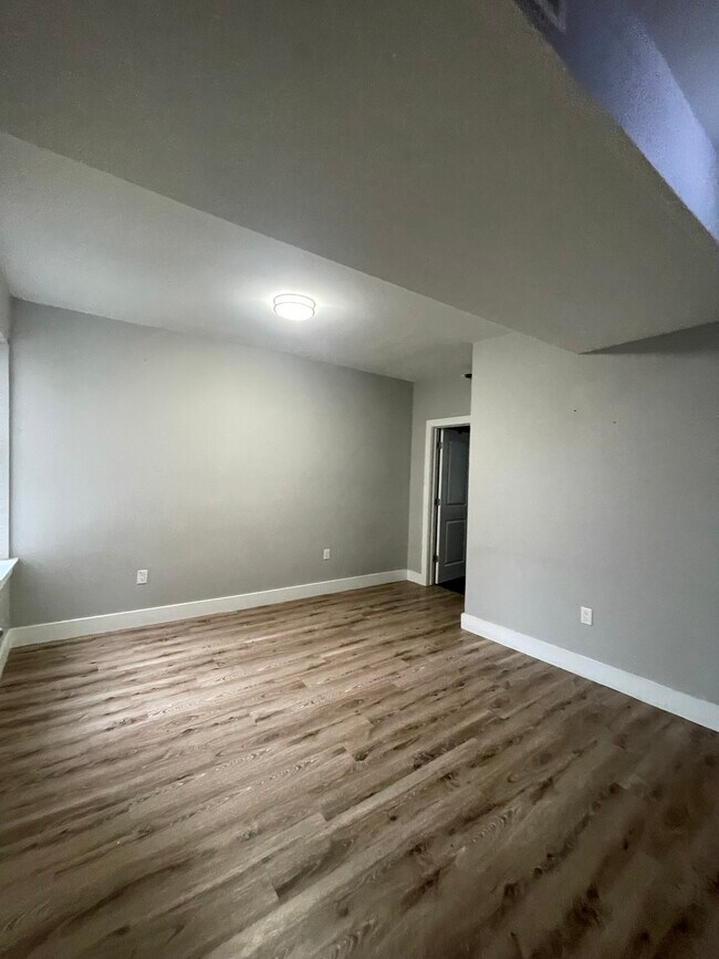 698-700 Chancellor Ave 305 - 695 Chancellor Ave