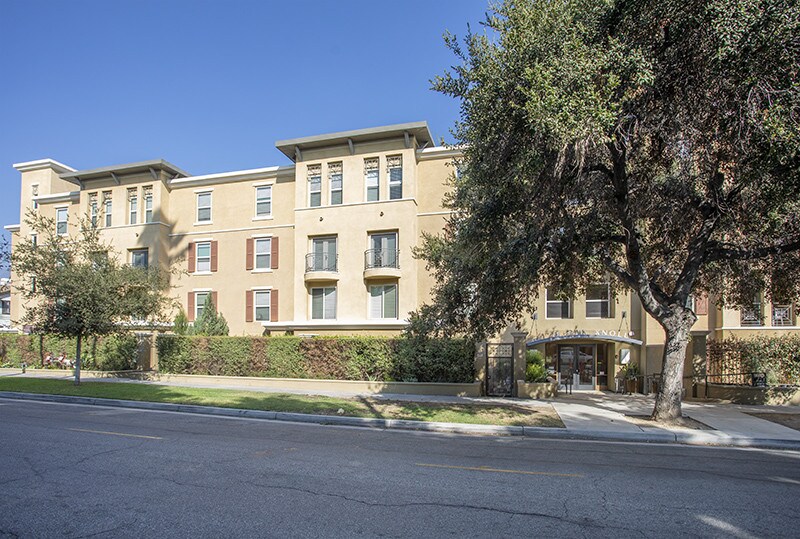 Primary Photo - 128 N Oak Knoll Ave