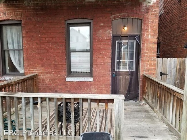 Building Photo - 322 Ella St