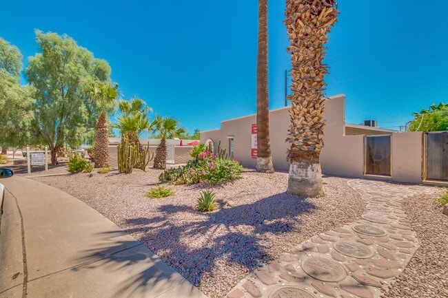 Building Photo - South Scottsdale - Two Bedroom with $0 Move in Special!