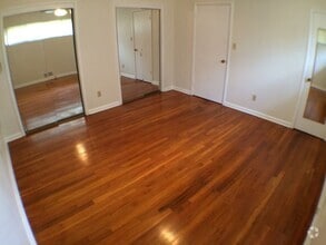 Building Photo - 1502 Westcrest Dr
