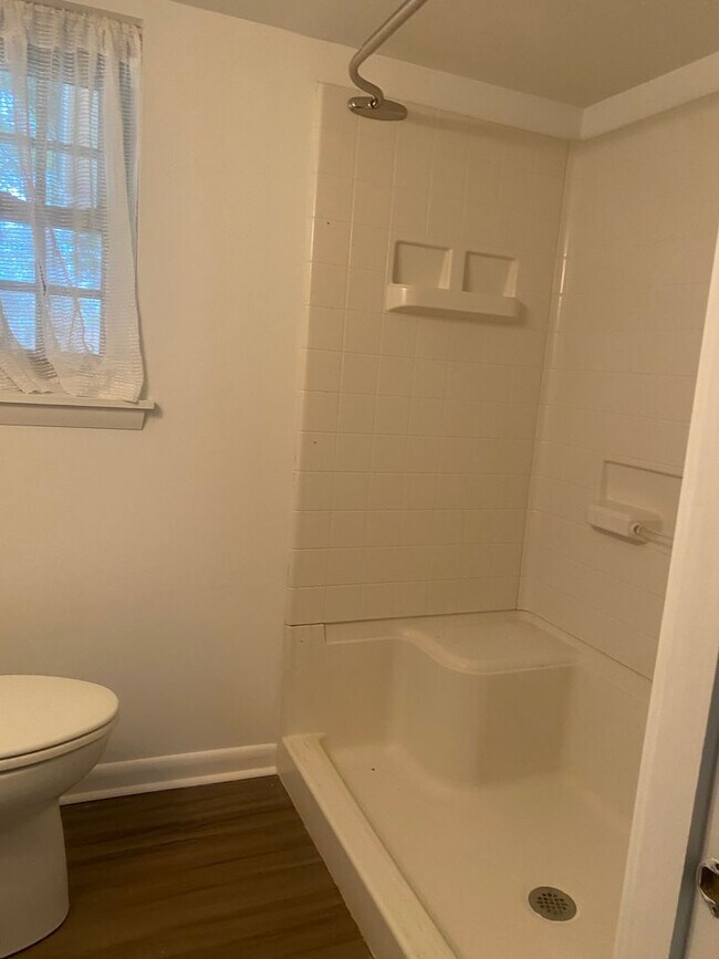 Foto del edificio - 3 bedrooms 2 baths, Split Level in the loc...