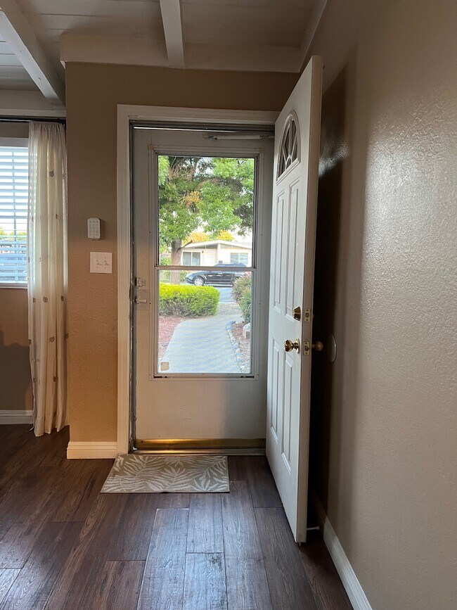 Foto del edificio - 4445 Porter St