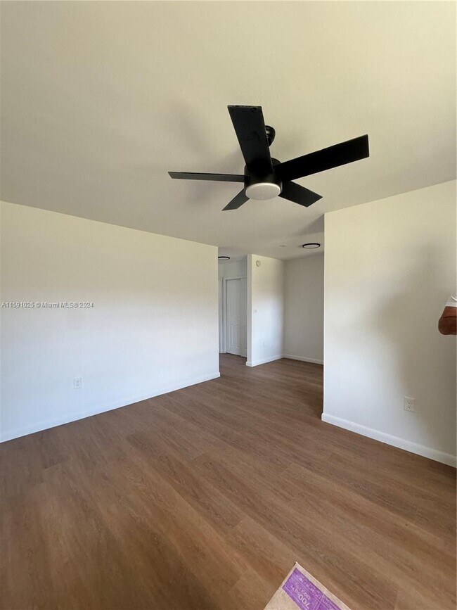 Foto del edificio - 2440 NE 188th St