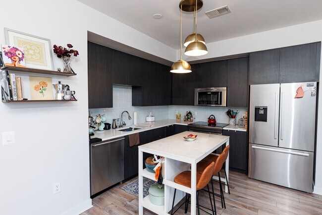 Building Photo - Spacious PENTHOUSE unit has it all! Light filled 1BR/1BA + DEN condo