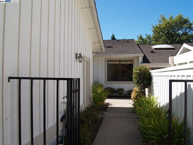 Building Photo - 515 Rolling Hills Ln