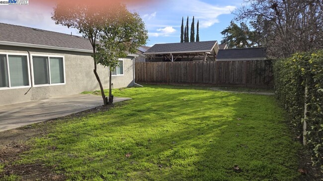 Building Photo - 574 Oriole Ave