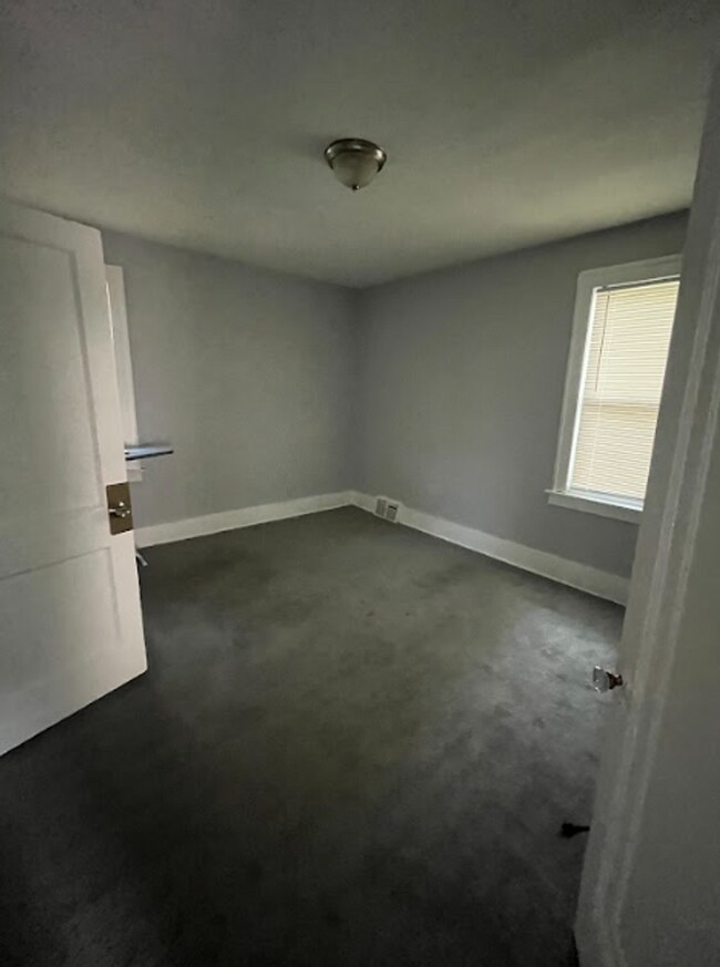 Building Photo - Three Bedroom Spacious Home!