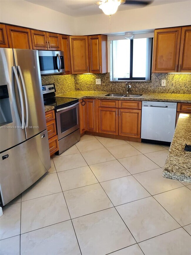 Foto del edificio - 2460 NE 215th St
