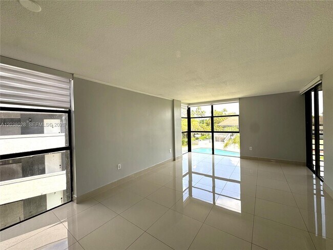 Foto del edificio - 18000 NW 68th Ave