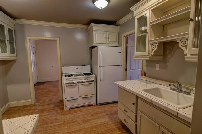 Kitchen - 924 Virginia St