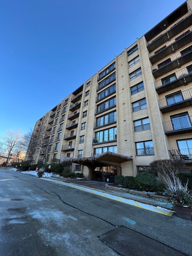 Building Photo - 4601 W Touhy Ave