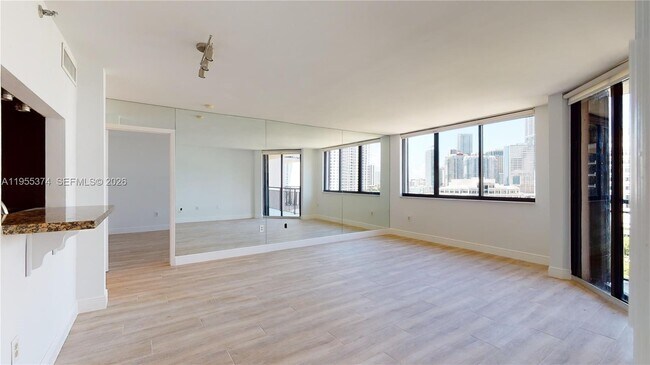 Foto del edificio - 540 Brickell Key Dr