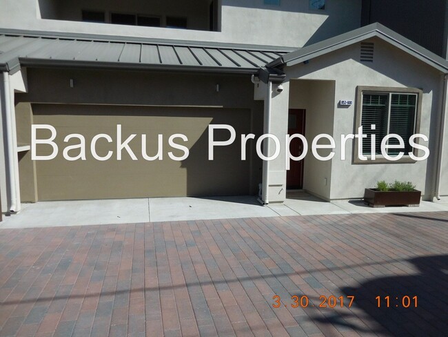 Building Photo - Wonderful townhouse in downtown Hollisster