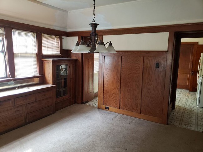 Building Photo - 2541 N. 49th Street - 2 Bedroom Upper