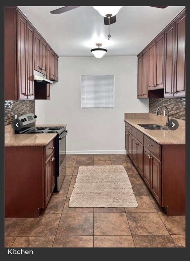 Foto del edificio - 5620 Woodman Ave