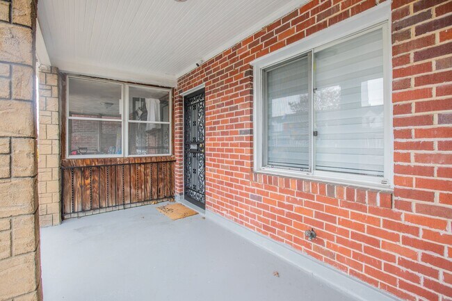 Building Photo - Lovely 2 BR/1 BA Townhome in River Terrace!